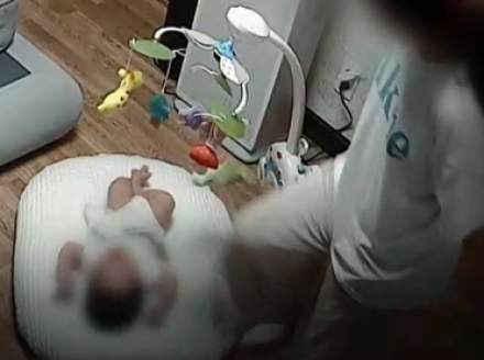 "누워있는 아기 얼굴 짓밟았다"...재판장도 경악한 '친모의 학대' 영상