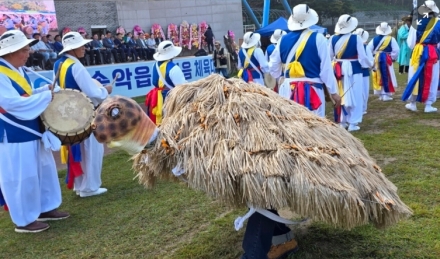 “마을 안녕과 풍년 기원”... 당진 가학리, ‘볏가릿대 거북놀이’ 화려한 재현