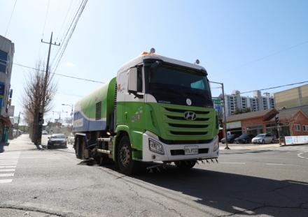 태안군, 먼지 없는 깨끗한 도로 조성 위한 노면 청소 차량 운행