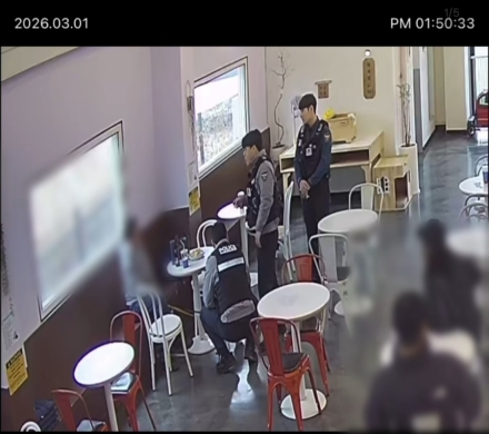 반려동물 식당 동반 허용 첫날, 경찰 출동… "사실상 금지나 다름없다" 불만 속출