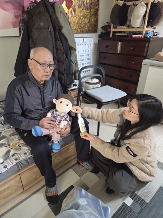 말동무 되는 AI돌봄인형...홍성군, 스마트 돌봄서비스 호평
