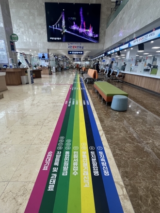 예산군, 민원실 바닥 유도선 재정비… 민원창구 찾기 더 쉬워져