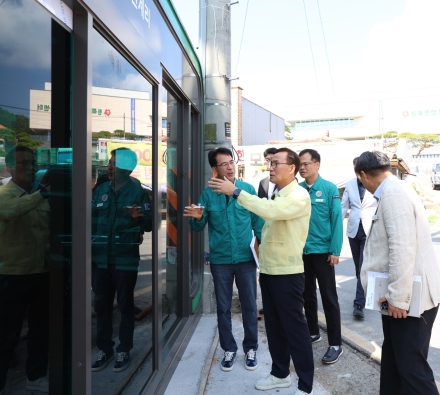 ‘뼛속까지 시원하게’ 윤희신 태안군수, 군민의 그늘이 되다!