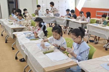 가을빛 물든 태안군립중앙도서관…바다․이야기․체험으로 군민 마음에 독서의 향기 채웠다