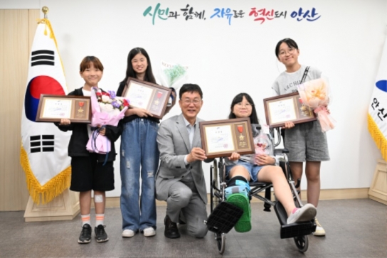 안산시, 넘어진 수레 힘 나눈 초교생… 잔잔한 감동에 모범 시민 표창