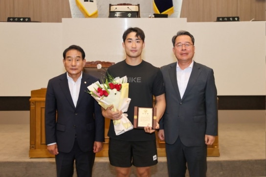 당진시의회, 당진이 낳은 태백장사 홍승찬 씨름 선수 표창패 수여
