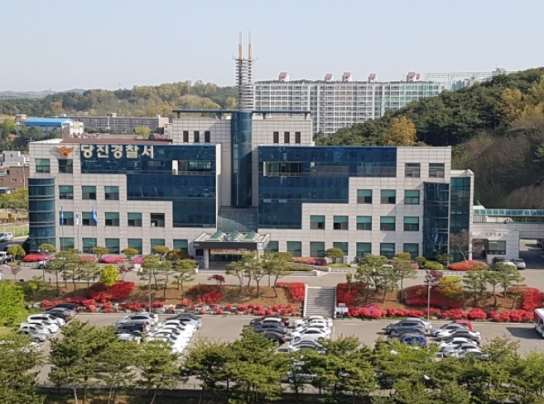 쓰레기 더미 속에서 살던 10세 아동 구출