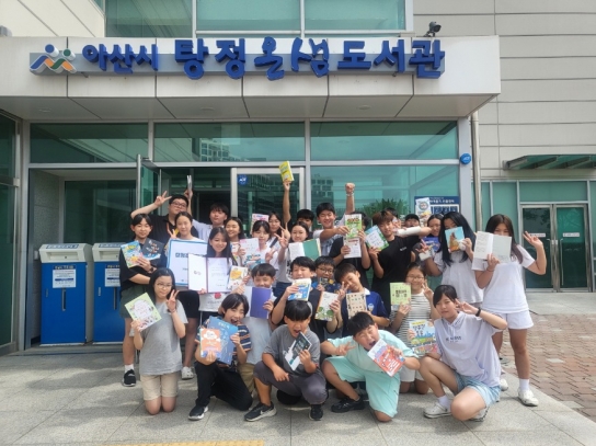 아산시 탕정초등학교 ‘6학년 1반’, 탕정온샘도서관에 도서 기증