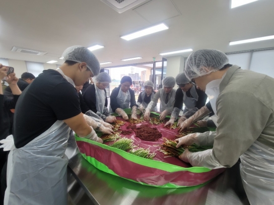 아산시, 학교 4-H 회원들과 벼 탈곡, 쪽파김치 담그기 등 농촌체험활동 행사 개최