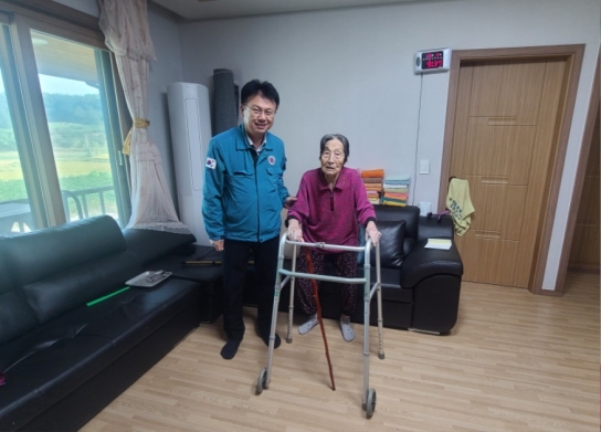 홍성군, 서부면 백세 어르신들, 장수 기원 청려장 받으며 미소 가득