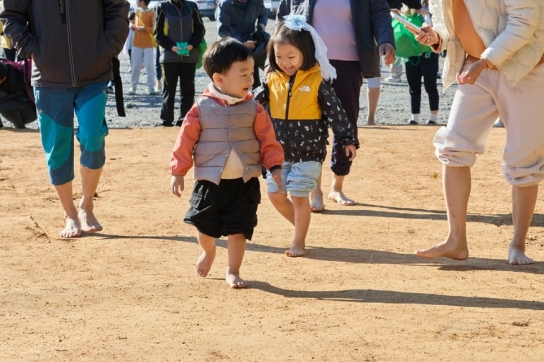 아산시 ‘제1회 궁평저수지 맨발 황톳길 걷기 축제’ 성황리에 마쳐