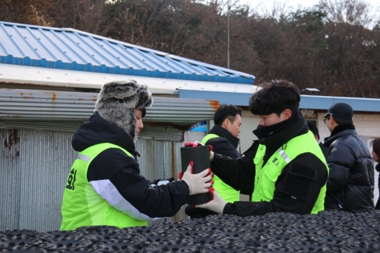 지우회, 저소득 독거노인가정 연탄 500장 배달