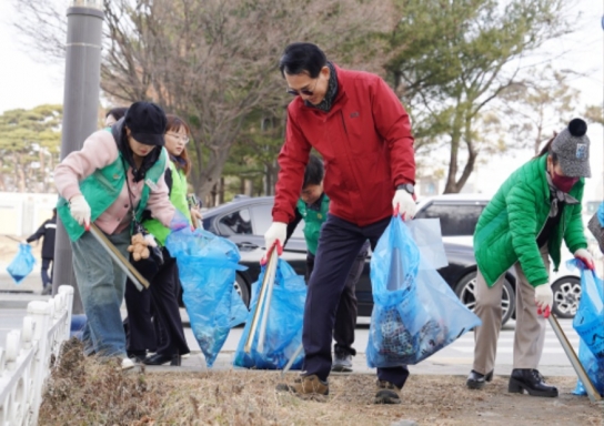 이완섭 서산시장, 시민과 설맞이 중앙호수공원 환경정화 활동