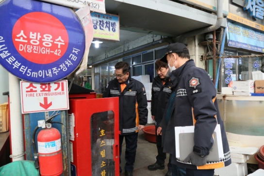 이상권 당진소방서장, 설 명절 앞두고 전통시장 화재 예방 점검