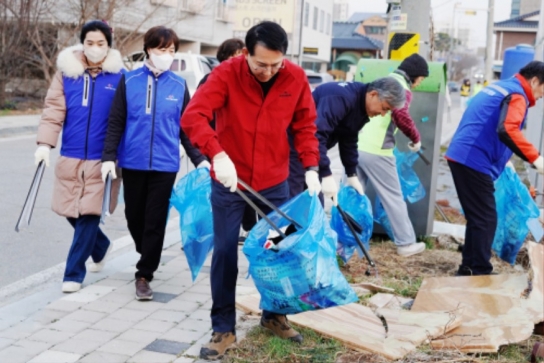 이완섭 서산시장, 새봄맞이 국토 대청소 동참