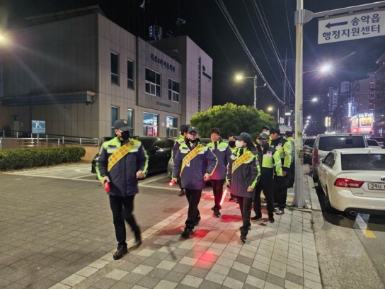 ‘다 같이 돌자 동네 한 바퀴’ 송악지구대, 협력단체와 합동 도보 순찰 실시