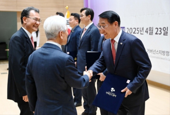 이용록 홍성군수, 2025 거버넌스 지방정치대상 수상
